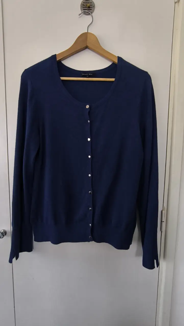 Cardigan azul marino de mujer marca Basement, con botones plateados. Ideal para un look casual y elegante.