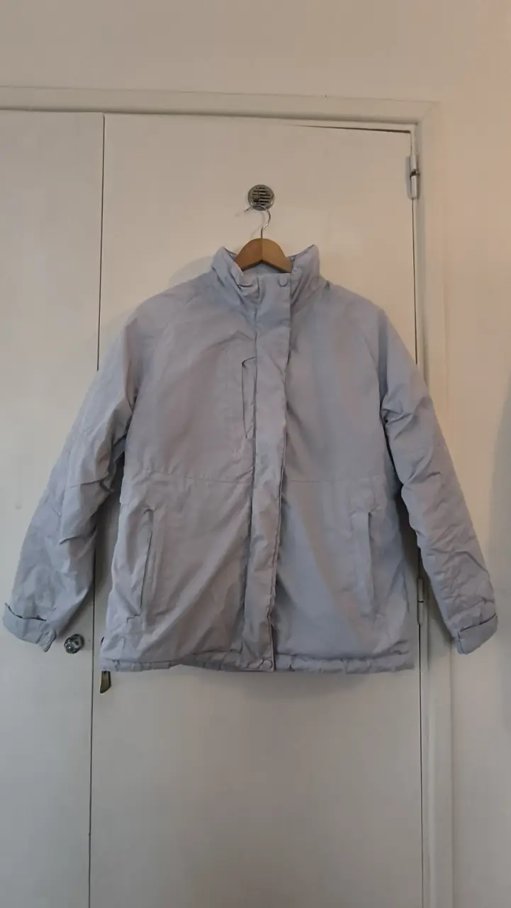 Campera para nieve de la marca Niquel, ideal para actividades al aire libre. Talle L.