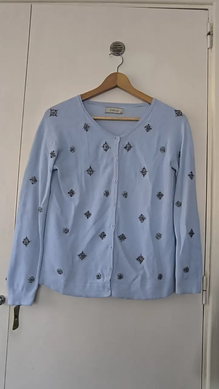 Cardigan celeste Zohue con apliques de strass. Ideal para un look elegante y sofisticado.