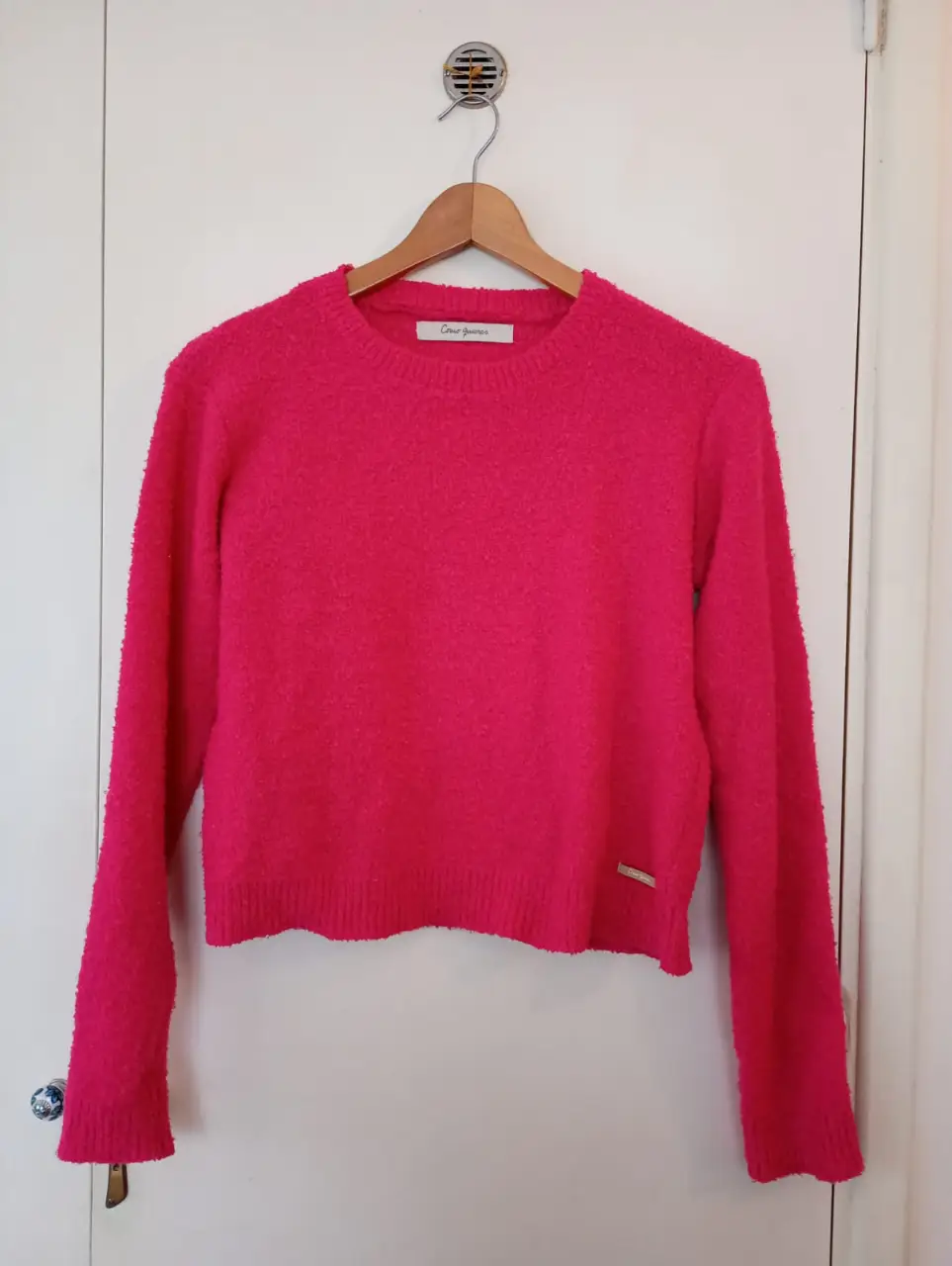Sweater rosa de Como Quieres, con cuello redondo y manga larga. Ideal para un look casual y abrigado.