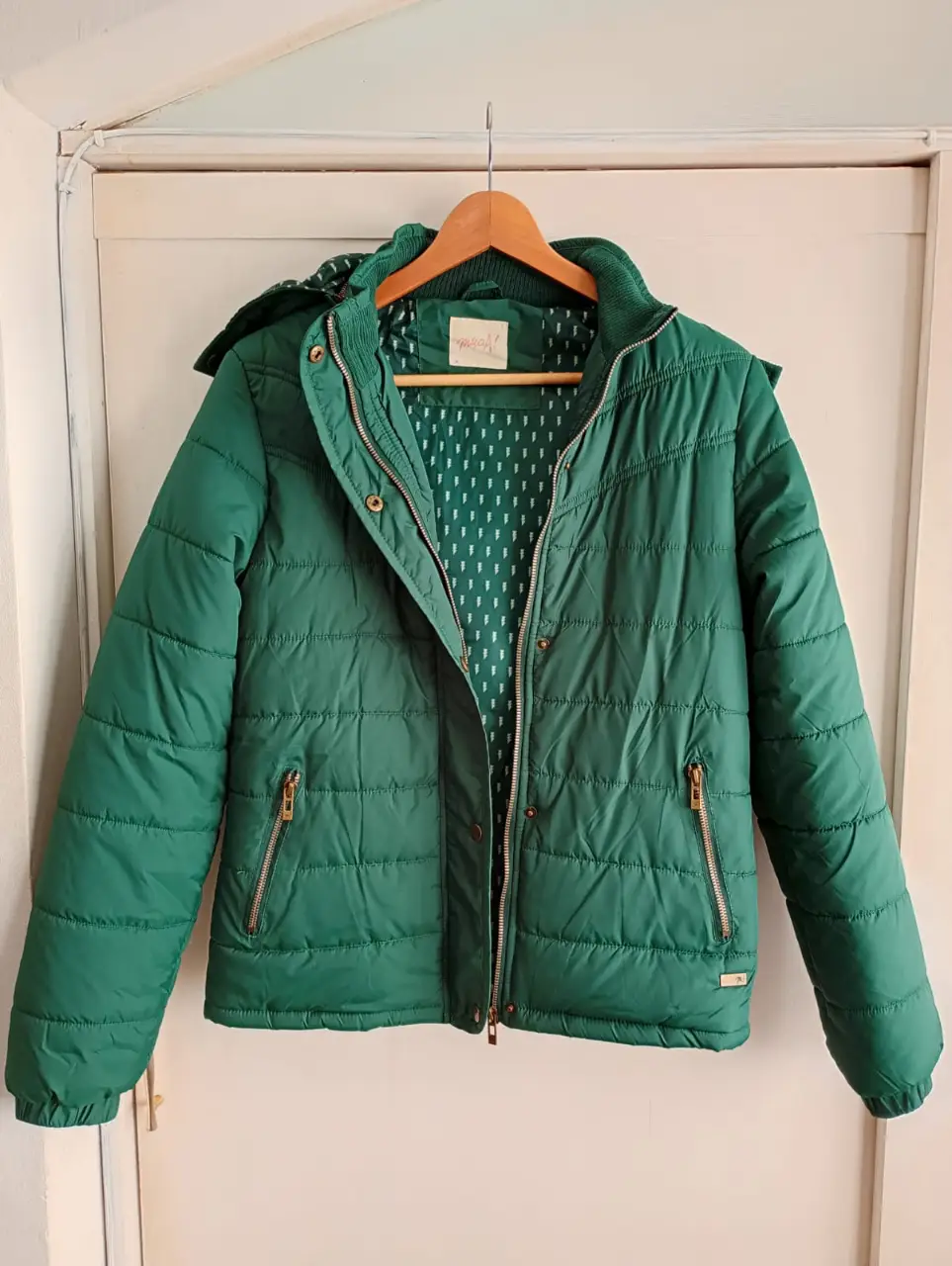 Campera verde acolchada con capucha, cierre y bolsillos. Ideal para el invierno. Marca MUAA!