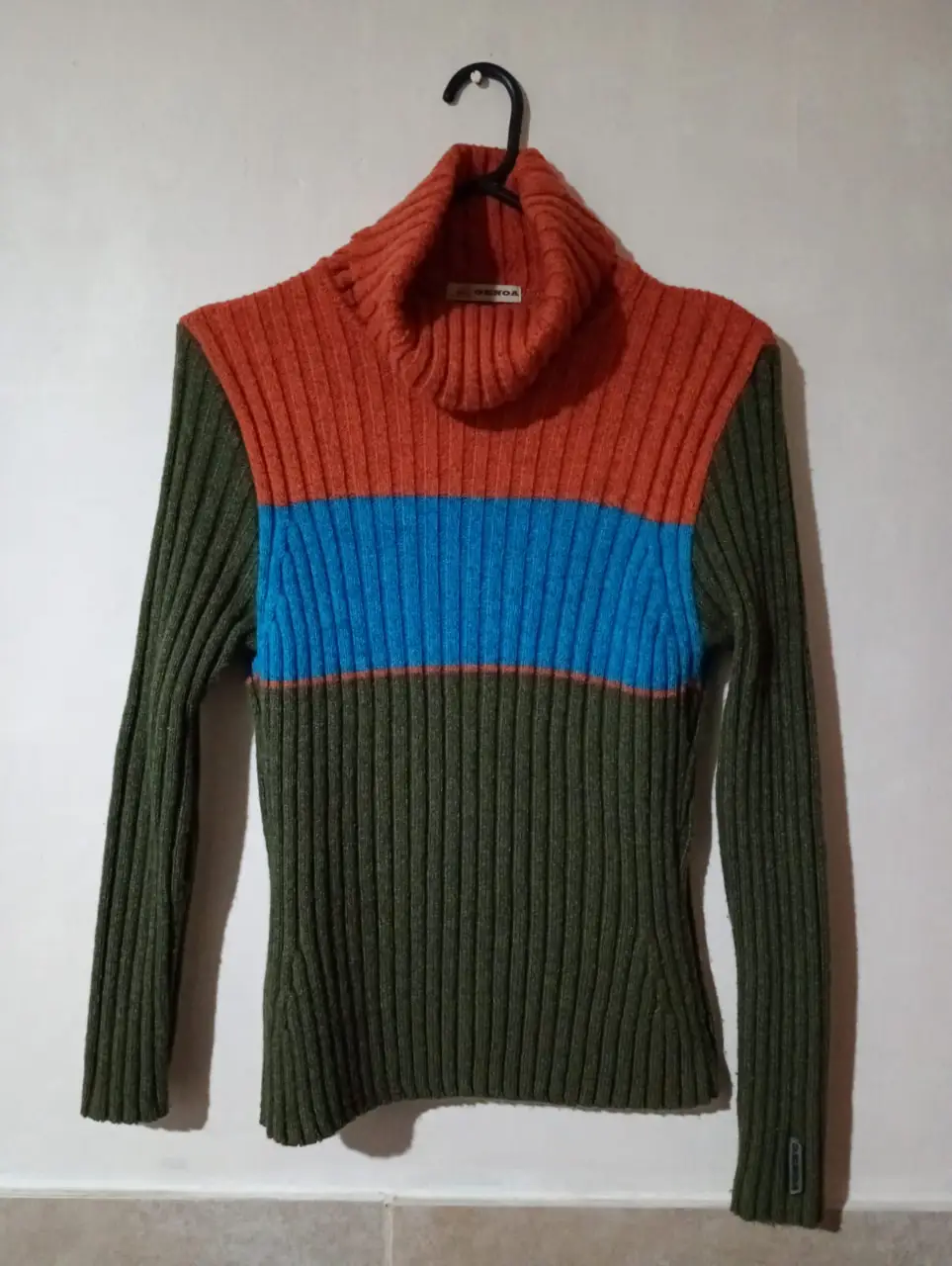 Sweater de cuello alto Genoa a rayas horizontales, con combinacion de colores naranja, azul y verde. Ideal para el invierno.