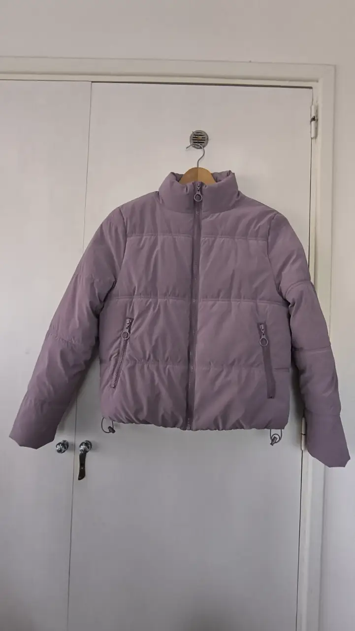Campera puffer lila 47 street, con cierre y bolsillos. Ideal para el invierno.