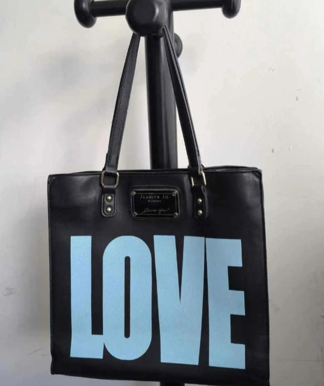Bolso tote negro Juanita Jo. Ideal para llevar todo lo que necesitas con estilo y un toque de amor. Perfecto para el día a día.