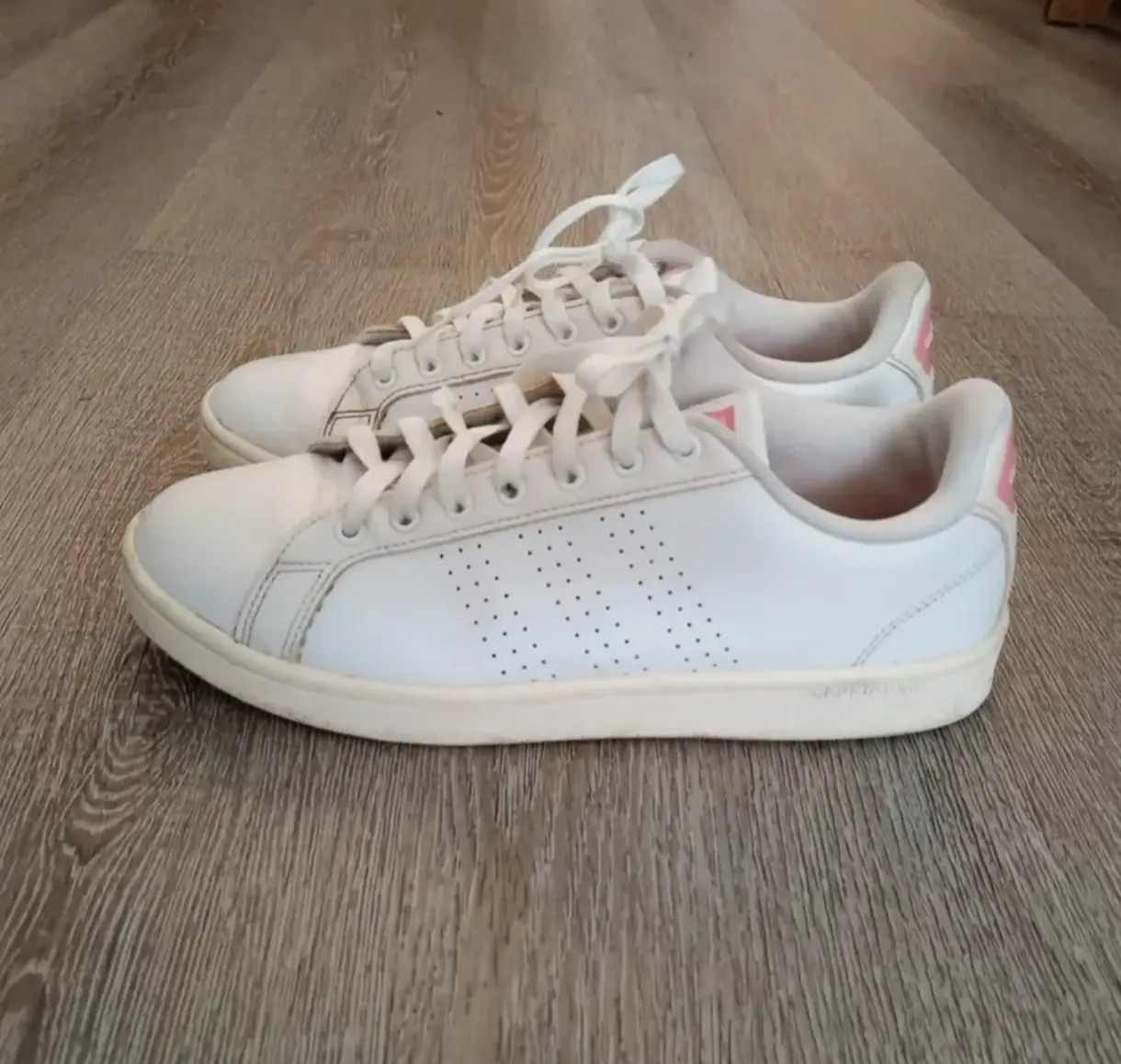 Zapatillas Adidas blancas, ideales para uso diario. Diseño clásico y cómodo.