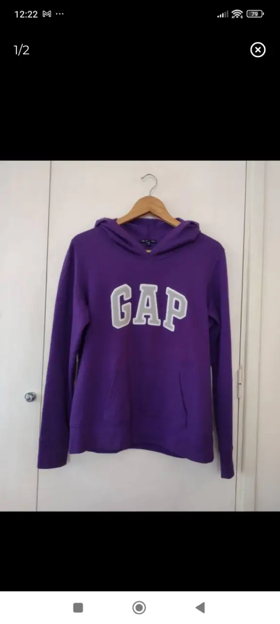 Buzo canguro GAP de color violeta con el logo de la marca en el frente. Ideal para un look casual y cómodo.