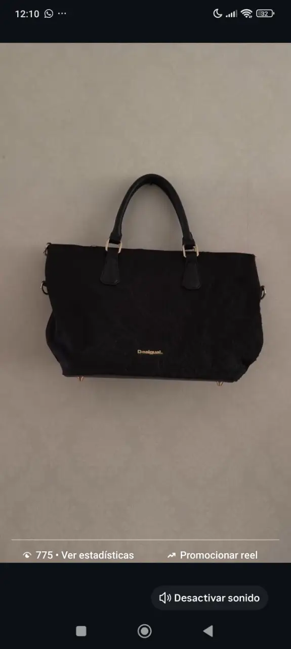 Cartera Desigual negra con detalles bordados y forro interior con lunares dorados. Ideal para llevar tus esenciales con estilo.