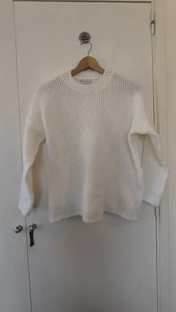 Sweater blanco de tejido grueso, ideal para un look casual y abrigado. Perfecto para el invierno.