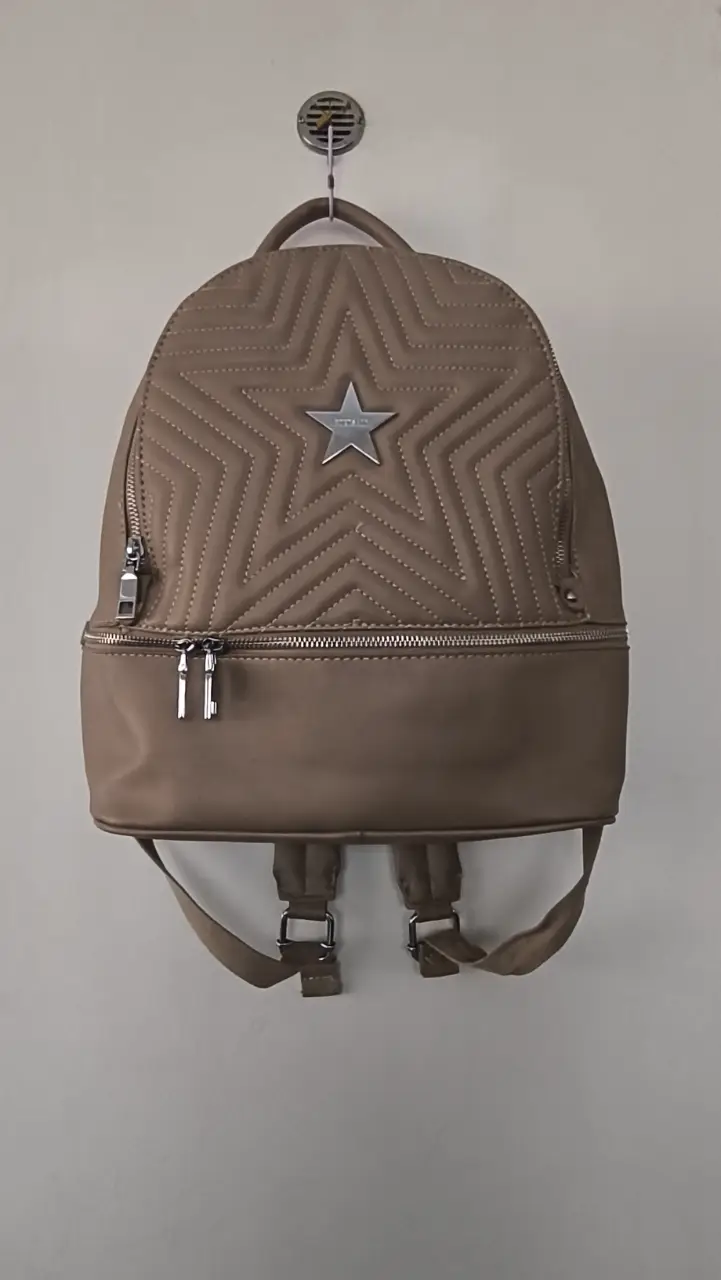 Mochila marca Portsaid color marrón con diseño de estrella en relieve y detalles de cierre plateados. Ideal para uso diario.