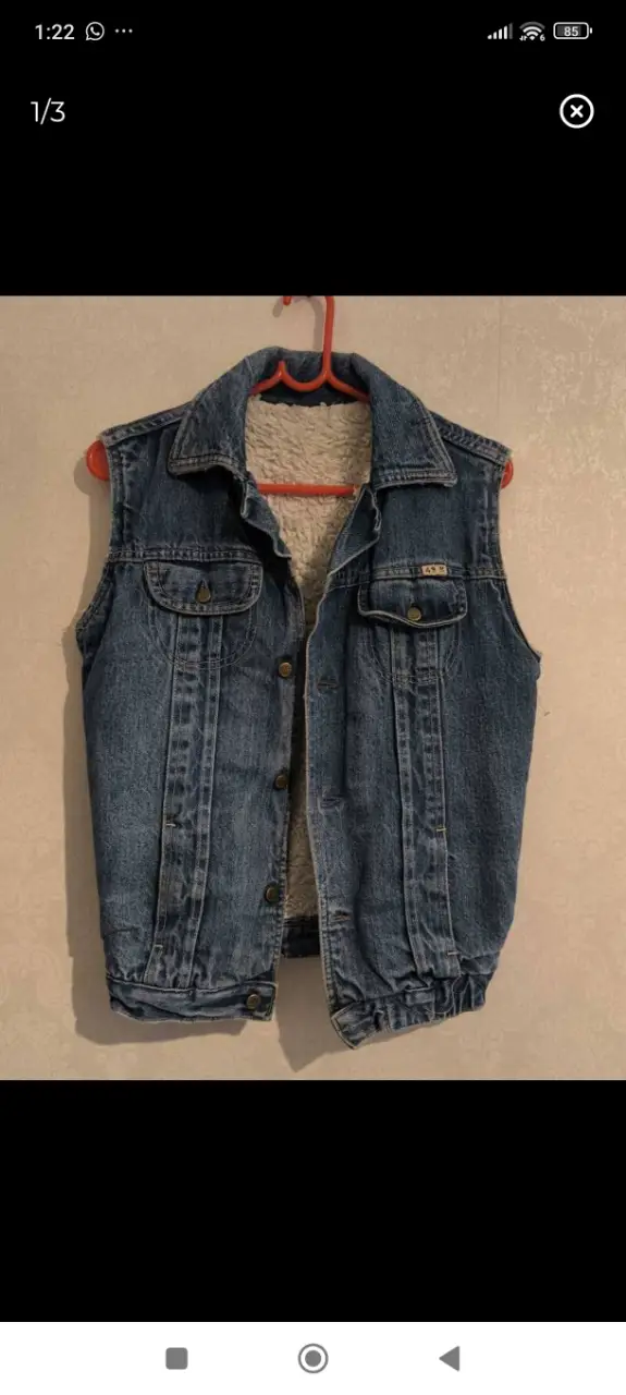 Chaleco de jean azul con interior de corderito, ideal para el invierno. Estilo vintage, con bolsillos y botones.