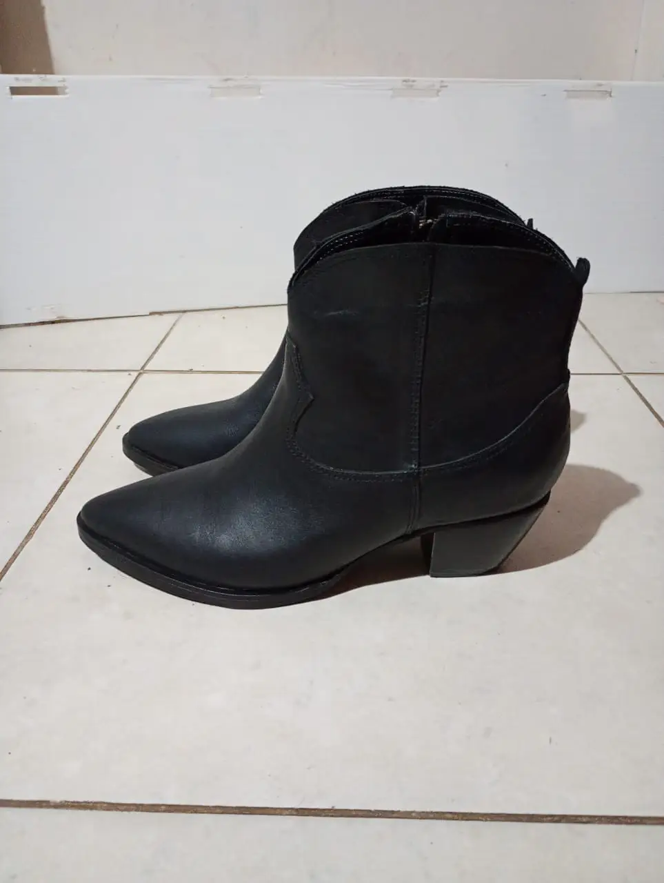 Botas de cuero negro de la marca Viento & Mar, talle 38. Ideales para un look casual o para salir.