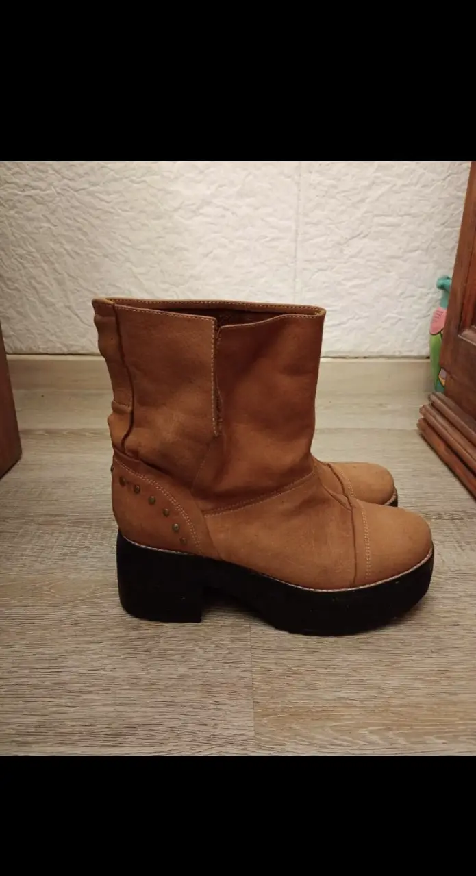 Botines de gamuza marrón con plataforma negra y detalles de tachas. Ideales para un look casual y canchero.
