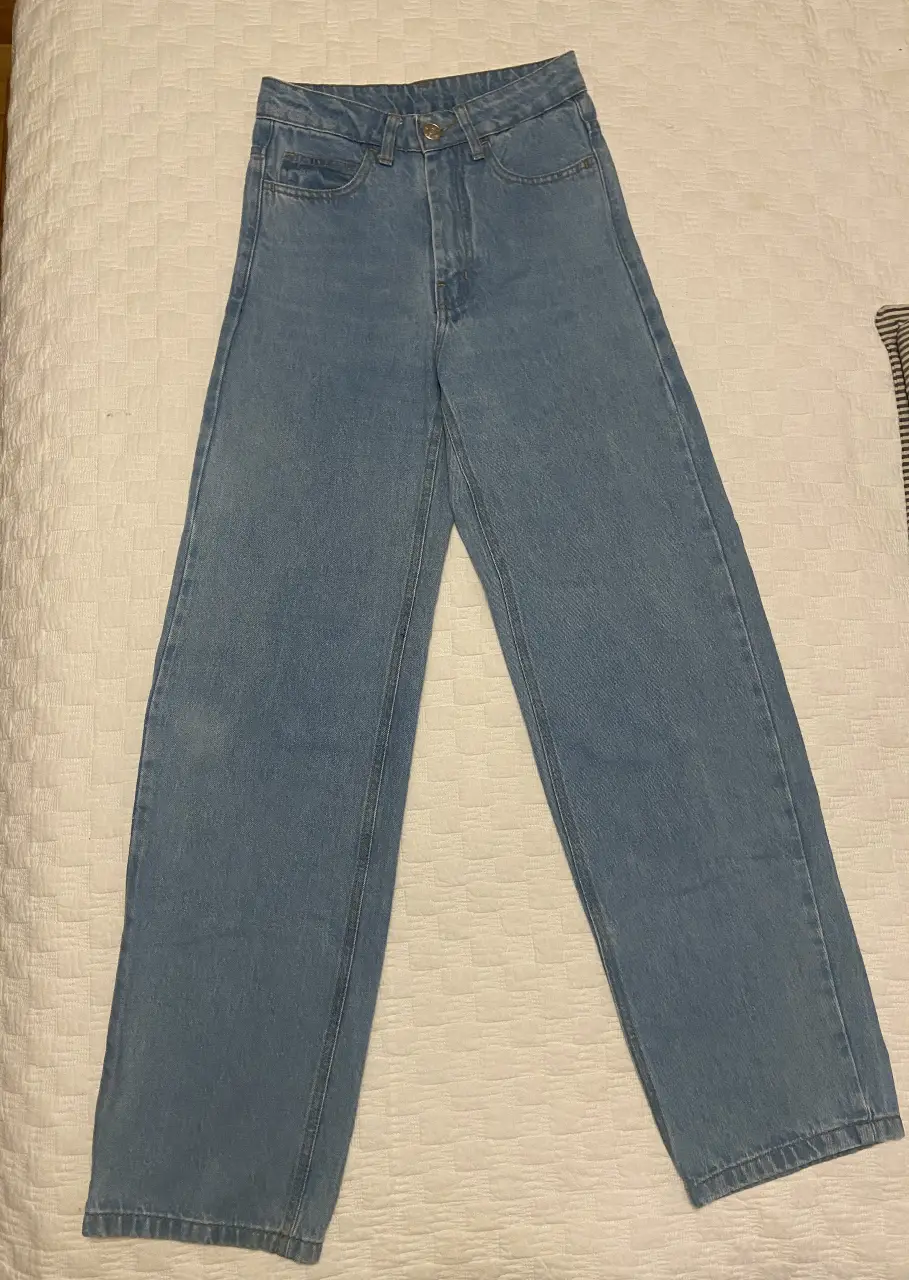 Jeans rectos de mujer, tiro alto, color azul claro, con etiqueta de la marca LIMAY en el bolsillo trasero. Un clásico para cualquier ocasión.