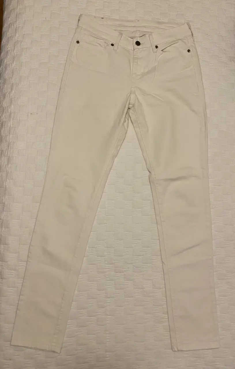 Jeans rectos blancos de la marca Levi's. Un clásico atemporal para cualquier guardarropa. Ideal para un look casual y versátil.