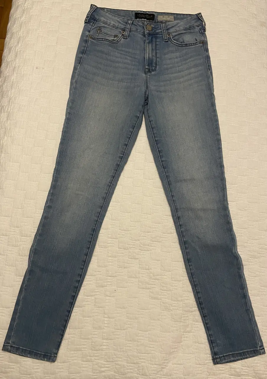 Jeans rectos de mujer, tiro medio, color azul claro, de la marca Aeropostale. Ideal para un look casual y cómodo.