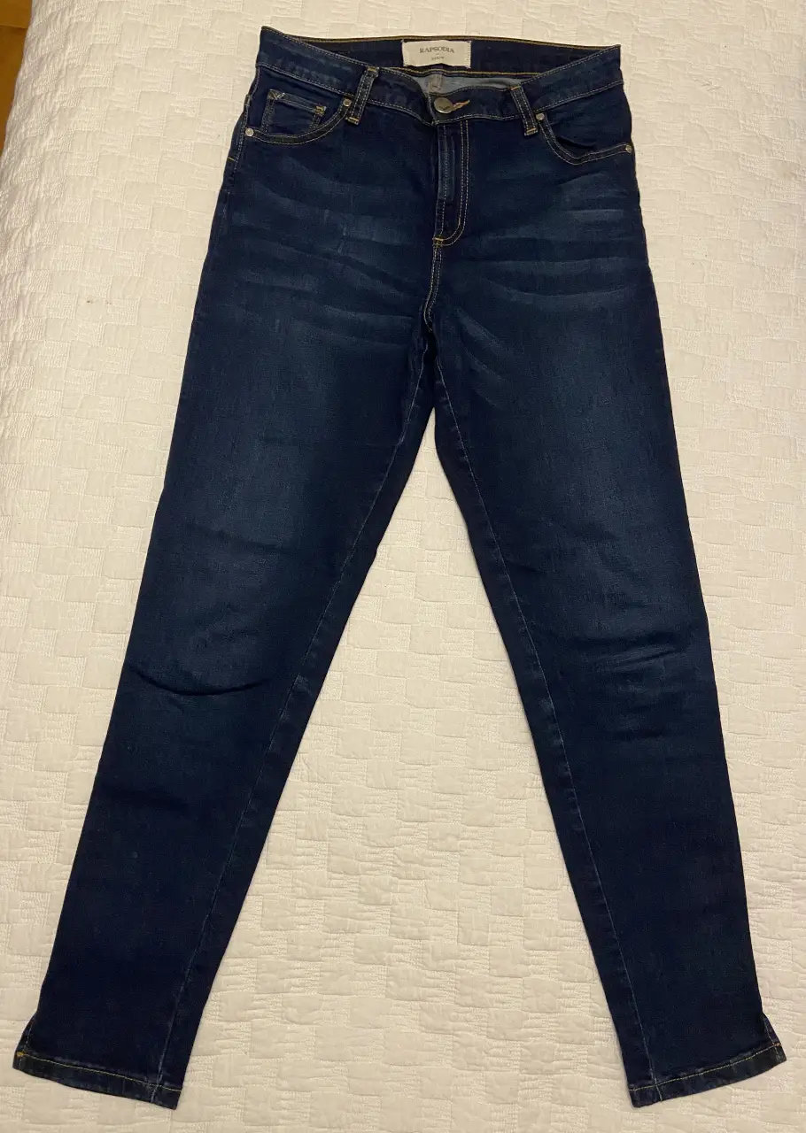 Jeans rectos de mujer, tiro alto, color azul oscuro. Marca Rapsodia. Detalles de diseño en bolsillos traseros.