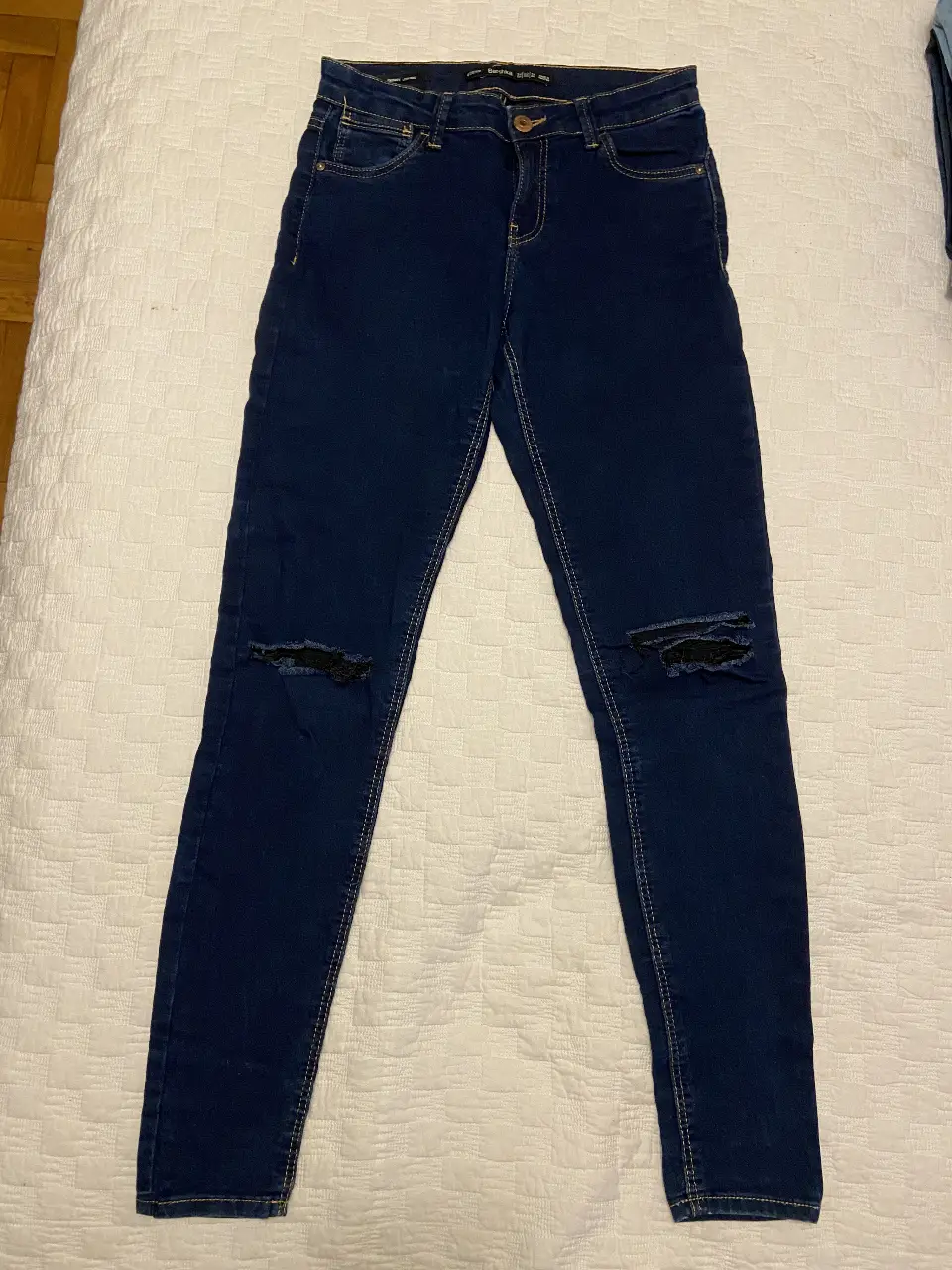 Jeans de mujer Bershka, modelo skinny, tiro bajo, con roturas en las rodillas. Talle 34.