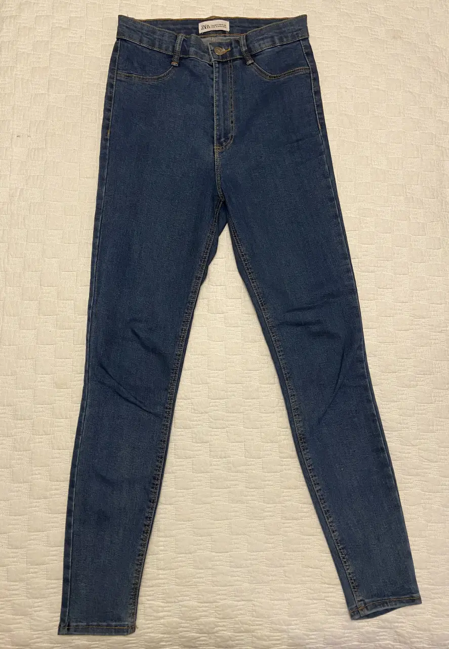 Jeans de mujer tiro alto, de la marca Zara. Confeccionado con 75% algodón ecológico.
