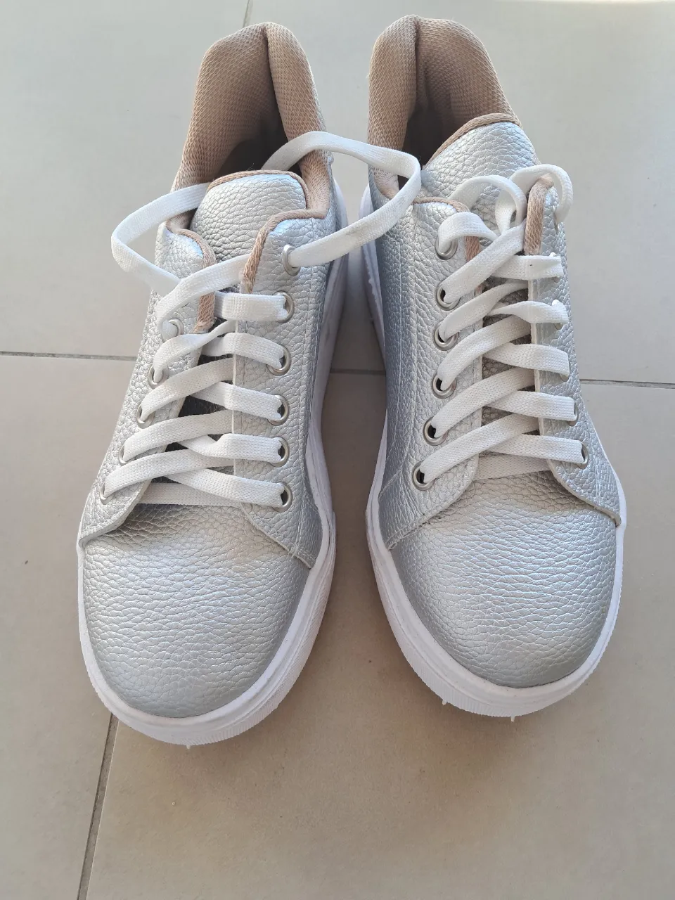 Zapatillas plateadas con cordones blancos y suela blanca. Ideales para un look casual y moderno. Nuevas sin etiqueta (solo de costado es por el guardado). Tallw 7/8