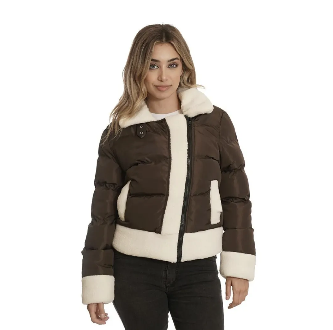 Campera de abrigo súper canchera, ideal para los días fríos. Tiene un diseño acolchado con detalles en piel sintética que le dan un toque moderno y cálido. Perfecta para un look casual y con onda.