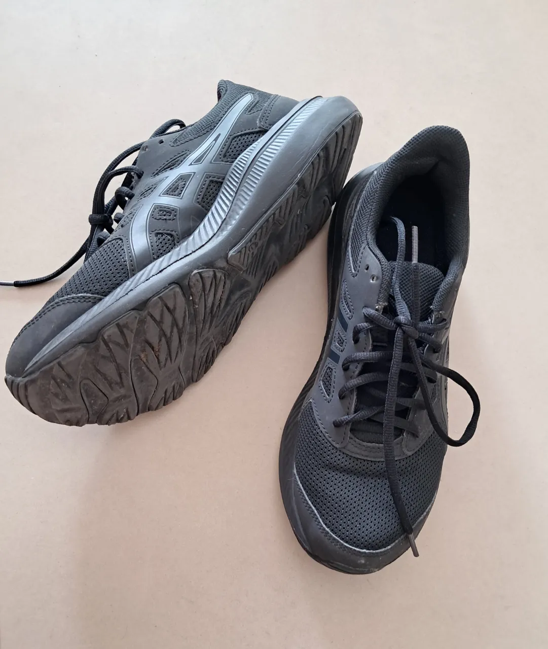 Zapatillas deportivas negras con cordones y logo de la marca en los laterales. Acsis importads. Un uso, estan nuevas.