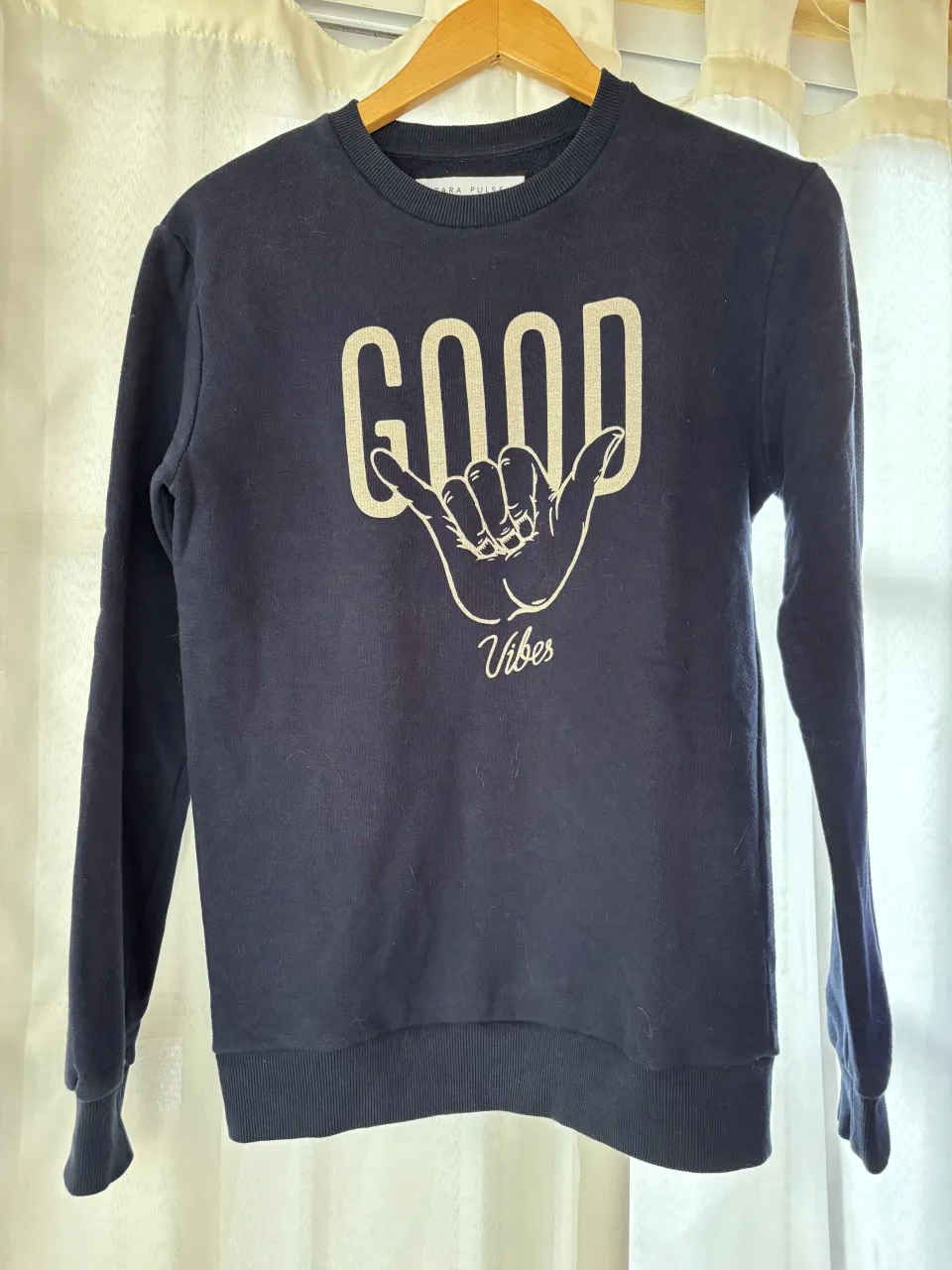 Buzo azul marino con estampa "GOOD Vibes" en el frente. Cuello redondo y puños elastizados.
MEDIDAS (son aproximadas)
Sisa: 48cm
Largo total (desde el hombro): 64cm
Largo de manga: 60cm
Ancho de hombro: 13cm
Ancho de hombro a hombro: 42cm
Materiales: 80% algodón- 20% poliéster