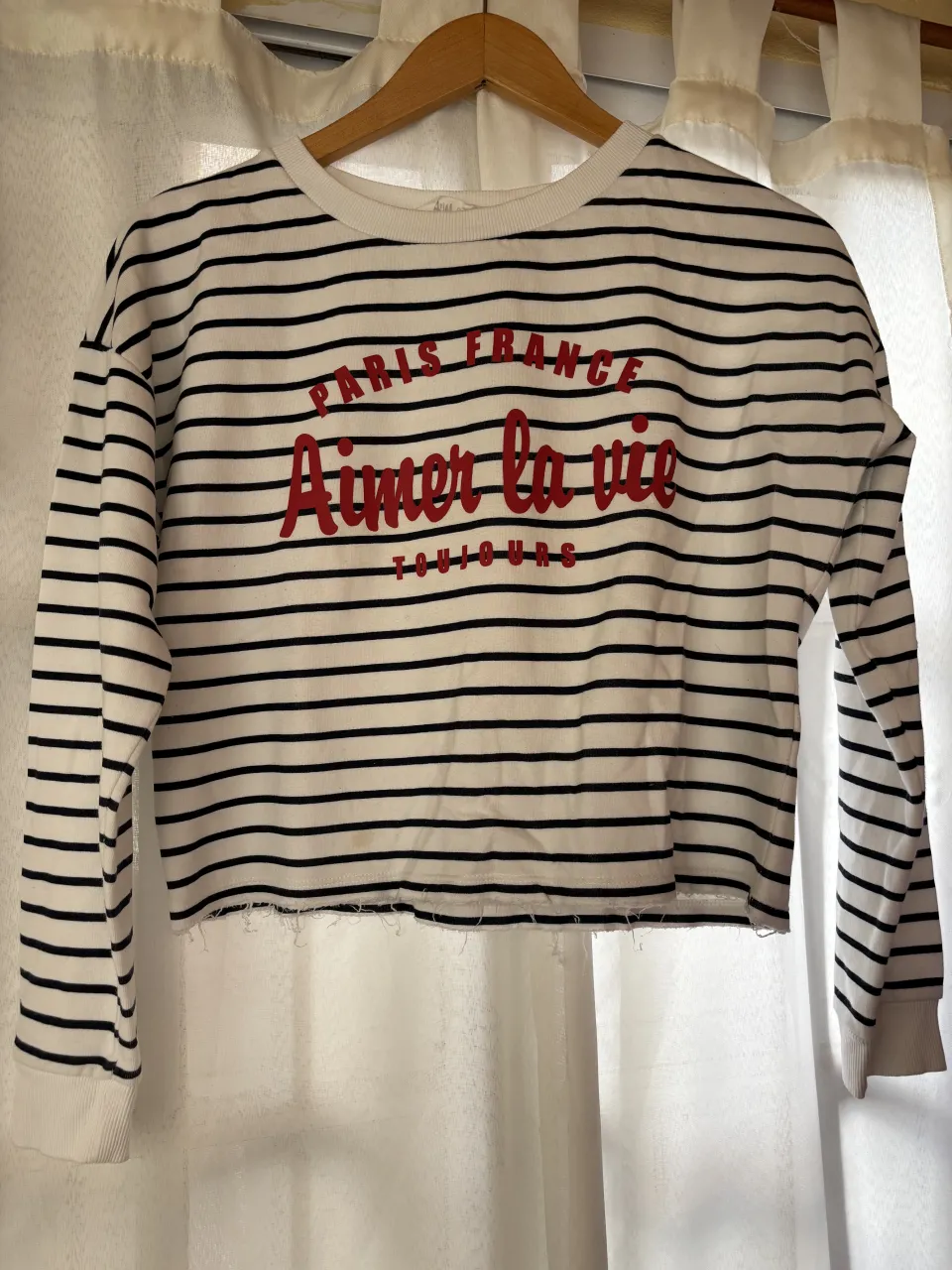 Buzo a rayas blancas y negras, manga larga, con estampa roja en el frente que dice "PARIS FRANCE Aimer la vie TOUJOURS". El borde inferior es desflecado.
MEDIDAS (son aproximadas)
Sisa: 55cm
Largo total (desde el hombro): 47cm
Largo de manga: 47cm
Ancho de hombro: 17cm
Ancho de hombro a hombro: 54cm
Materiales: 70% algodón - 30% poliéster 