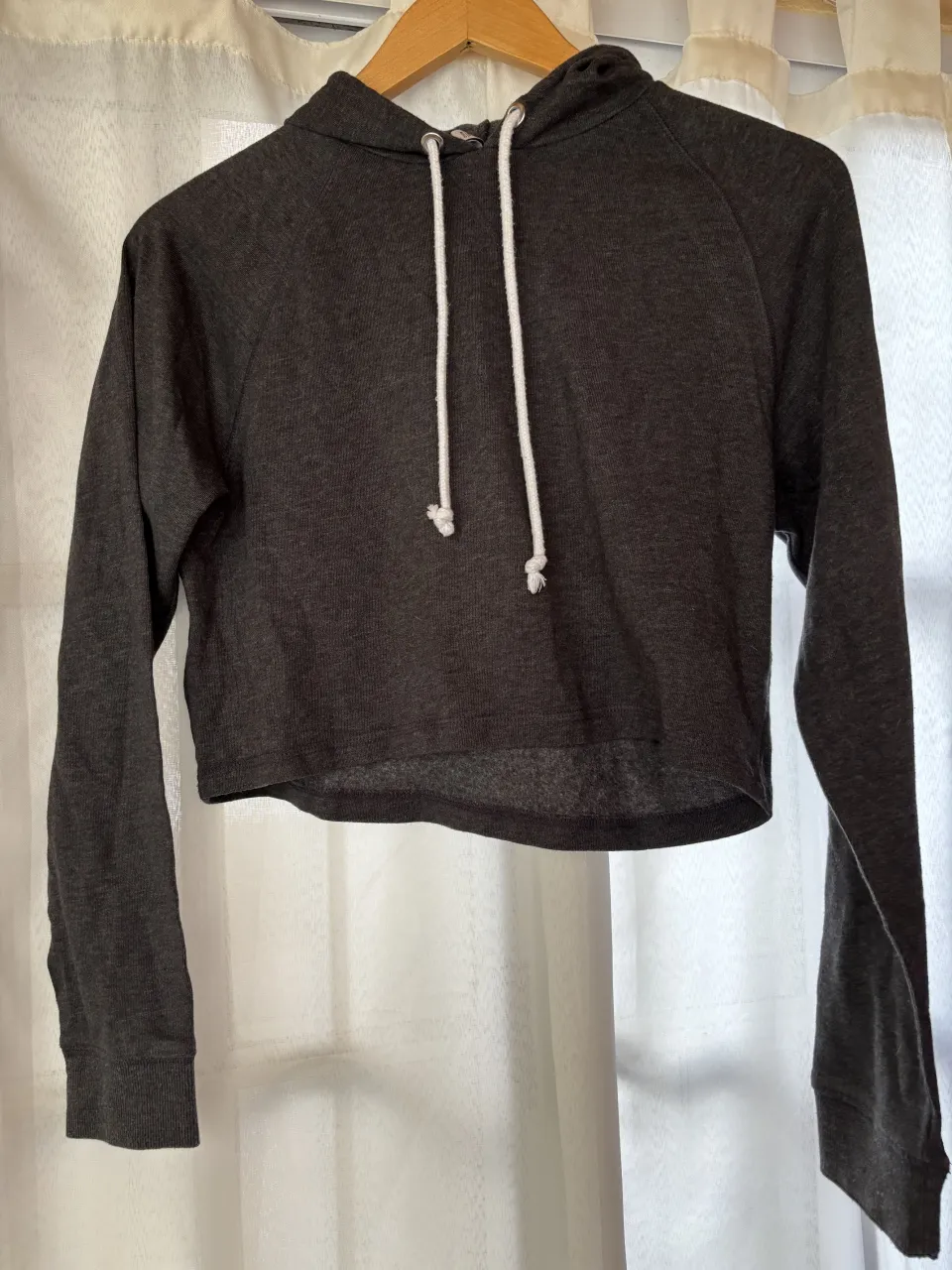 Buzo crop con capucha y cordones blancos. Mangas largas.
MEDIDAS (son aproximadas)
Sisa: 49cm
Largo total (desde el hombro): 45cm
Largo de manga: 64cm
Ancho de hombro: 8cm
Ancho de hombro a hombro: 35cm
Materiales: 60% algodón- 40% poliéster 