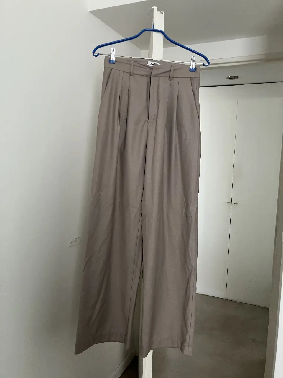 Pantalón sastrero marca CROP de mujer color gris, tiro alto y corte amplio. Ideal para un look elegante y moderno. Talle S.