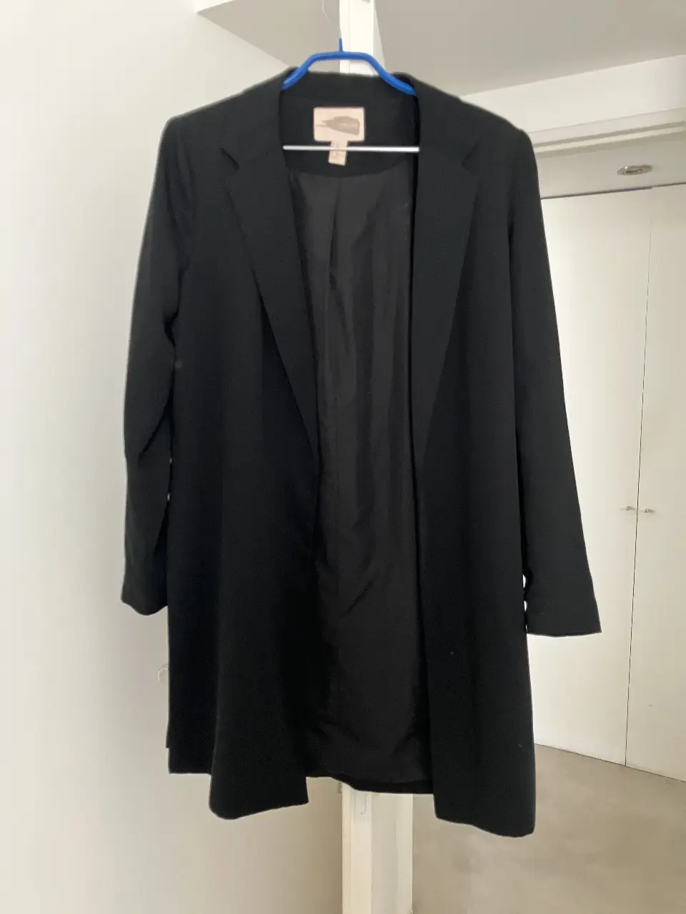 Elegante blazer negro de Forever21, ideal para un look formal o de trabajo. Corte clásico y atemporal, perfecto para combinar con diferentes outfits. Tiene un tajo a cada lado.