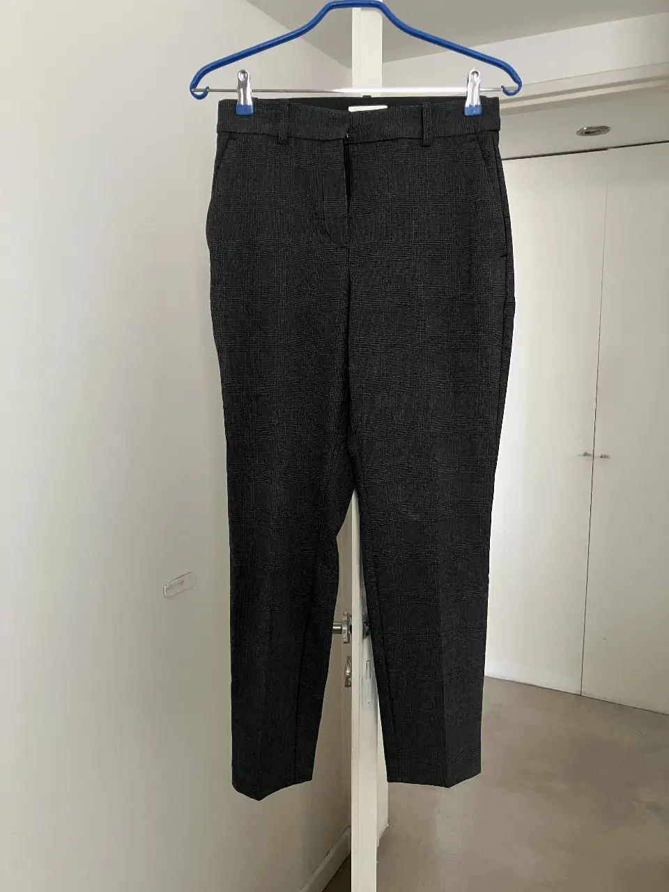 Pantalón sastrero de mujer, color gris con diseño a cuadros. Talle 38. Ideal para un look formal o de trabajo.