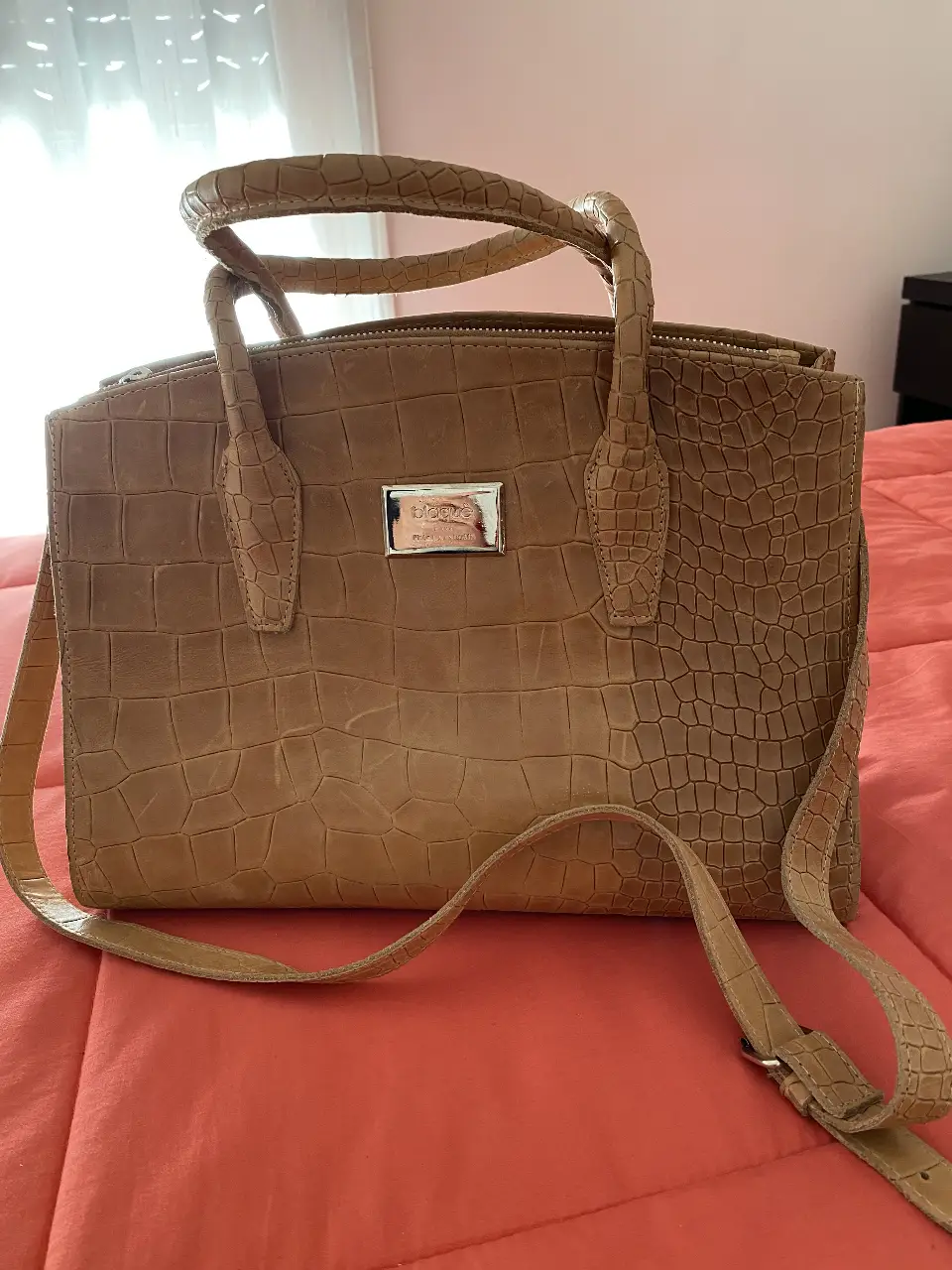 Cartera Bleque de cuero natural con diseño de cocodrilo. Ideal para llevar al hombro o cruzada, con correa ajustable. Perfecta para un look elegante y sofisticado. Interior forrado y con bolsillo.
