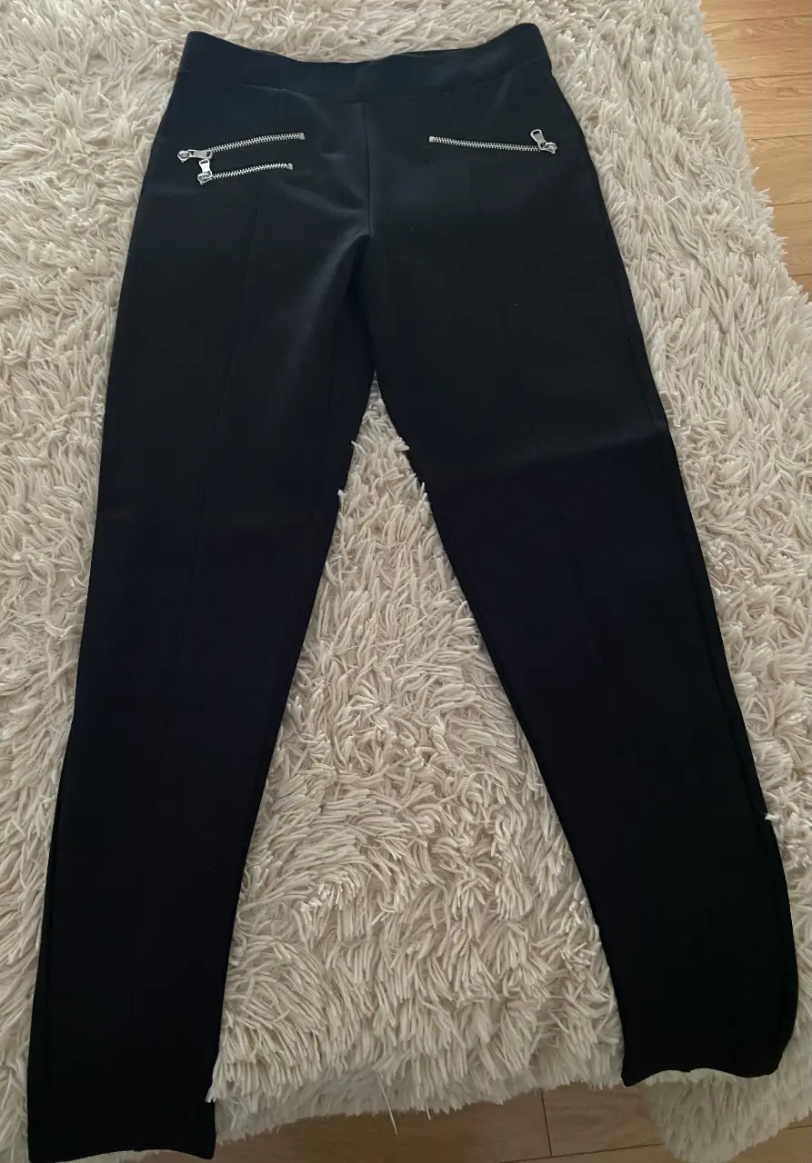 Calza negra de vestir, con cierre en los bolsillos delanteros. Talle S, de la marca Zara básic.Ideal para un look elegante y sofisticado. Nuevo sin uso.