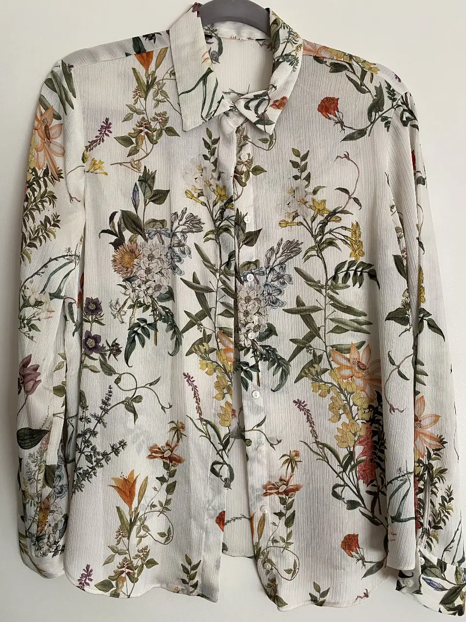 Camisa de mujer con estampado floral, ideal para un look casual y fresco. Confeccionada en tela ligera y fluida, perfecta para la primavera/verano. Diseño con botones y cuello clásico.