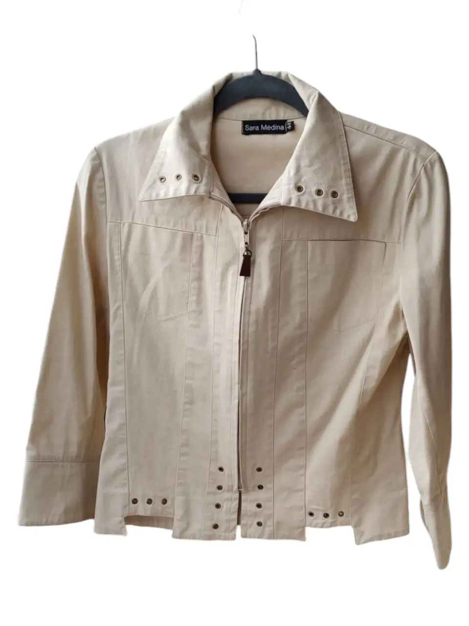 Campera beige de mujer, de gabardina con cierre y detalles en color bronce. Marca Sara Medina, talle 44.