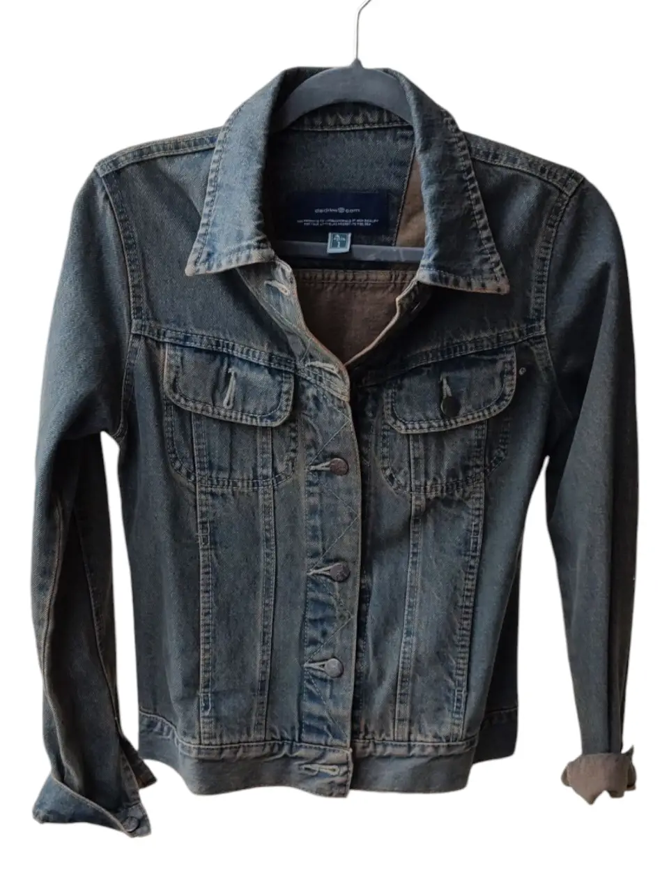Campera de jean, estilo vintage, con botones y bolsillos. Ideal para un look casual y cómodo.