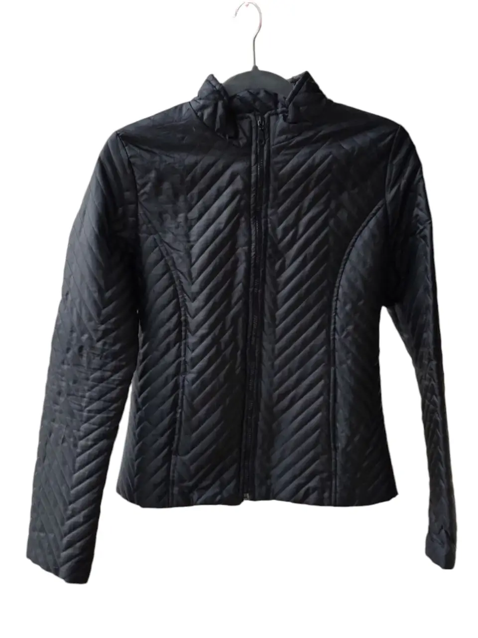 Campera negra acolchada con cierre frontal y cuello alto. Ideal para el invierno, con un diseño elegante y versátil. el matelasse tiene algunos detalles (foto 3)