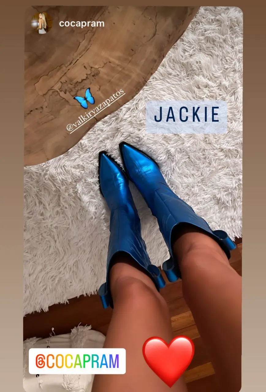 Botas Jackie azules de cuero sintético, caña alta con detalle de moño en la parte superior. Ideales para un look moderno y audaz.