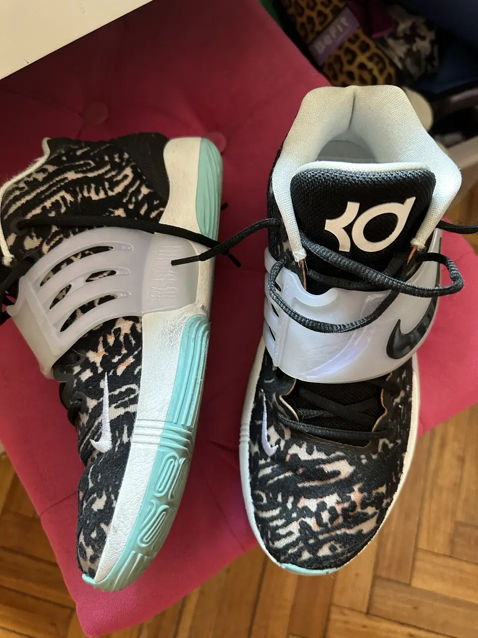 Zapatillas Nike KD 14 con estampado animal print en tonos negros y blancos, detalles en celeste y blanco. Ideales para la cancha y el uso diario.