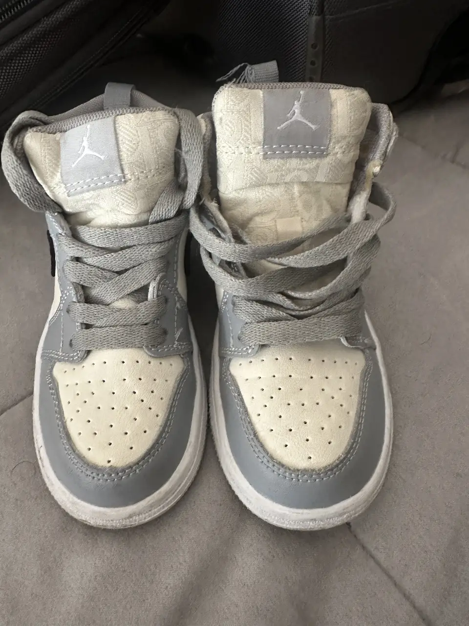 Zapatillas Jordan 1 Dior para niños, talle 11C US. Diseño icónico con detalles de la marca Dior en el logo y en la lengüeta. Perfectas para un look urbano y a la moda.talle 11c niño