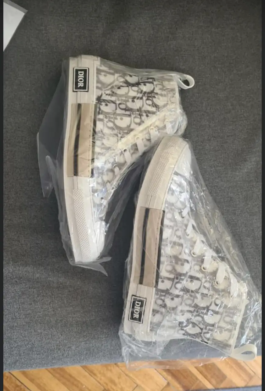 Zapatillas Dior 40-41 altas con estampado del logo de la marca, ideales para un look casual y moderno. Diseño icónico y detalles de alta calidad.un uso!!!