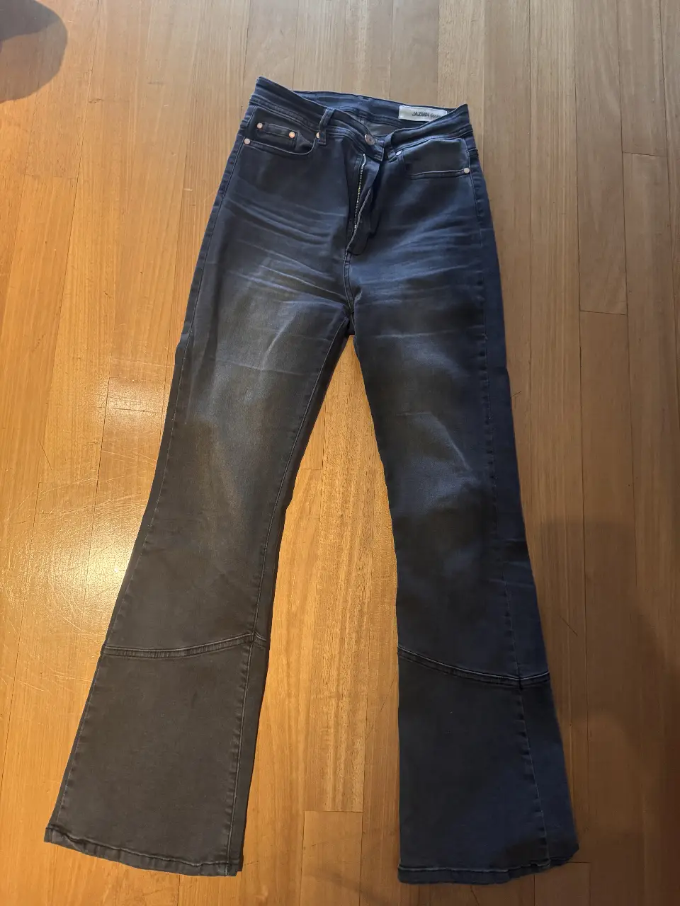 Jeans de mujer grises, tiro alto, con corte campana. Ideal para un look casual y moderno.