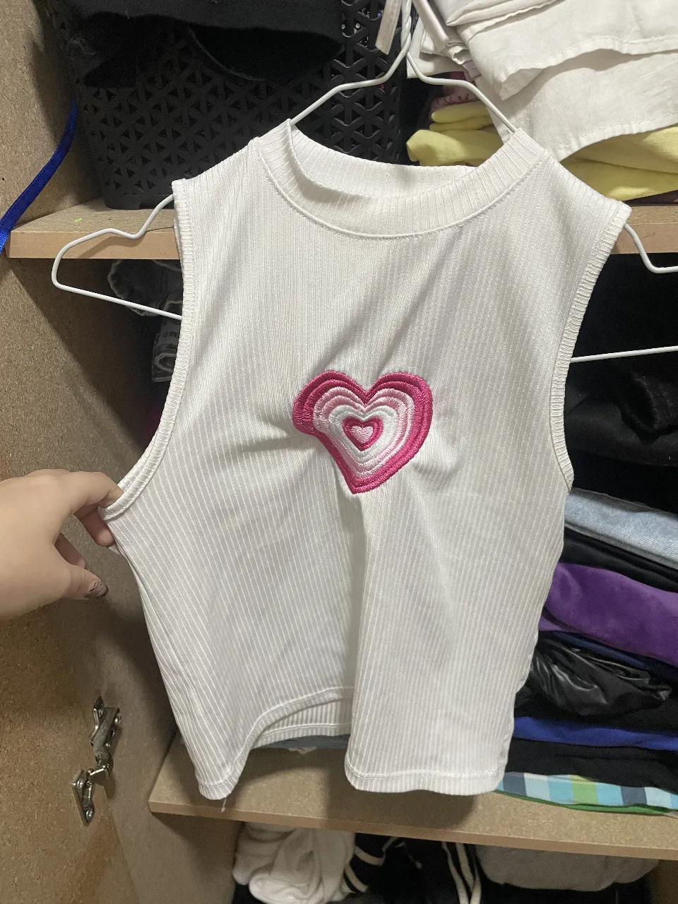 Top blanco de morley con un bordado de corazón (sin uso) 