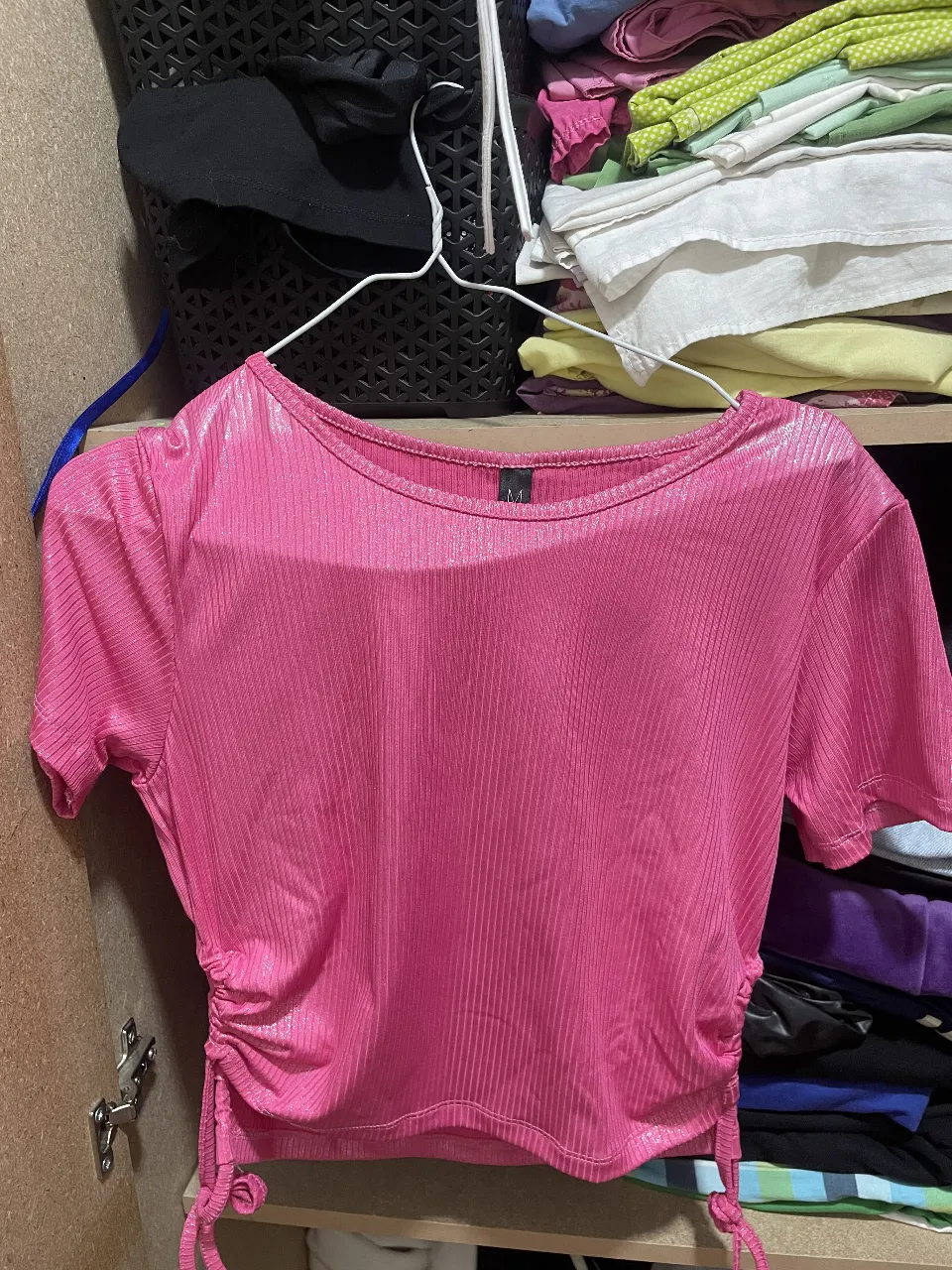 Top rosa metalizado con fruncido y cordones regulables a los costados. Ideal para un look canchero y moderno. (SIN USO)