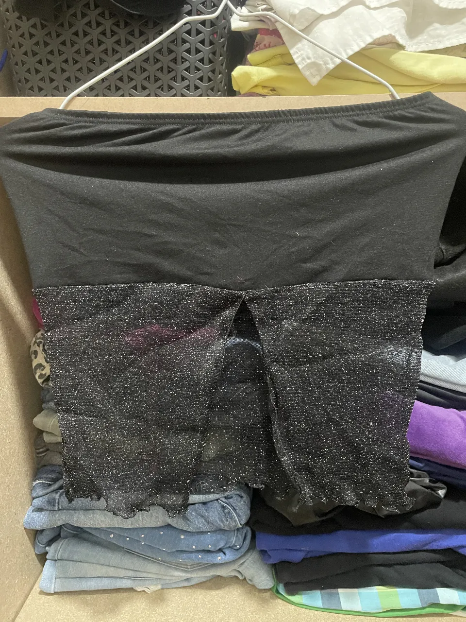 Top negro strapples con volado de brillos SIN NINGÚN USO 