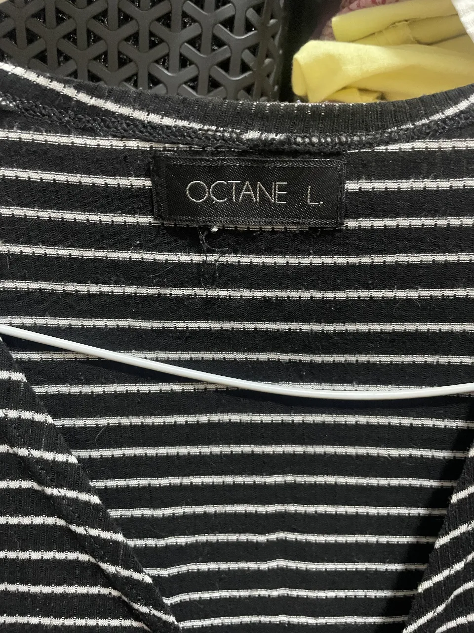 Remera a rayas finas, manga corta, con escote en V y detalle de fruncido y ajuste con cordón en la parte delantera. Ideal para un look casual y canchero.