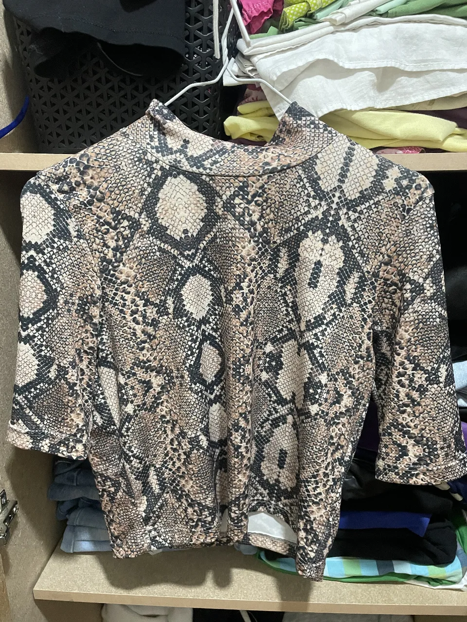 Remera manga corta 47street con cuello alto y estampa de serpiente. (SIN USO)