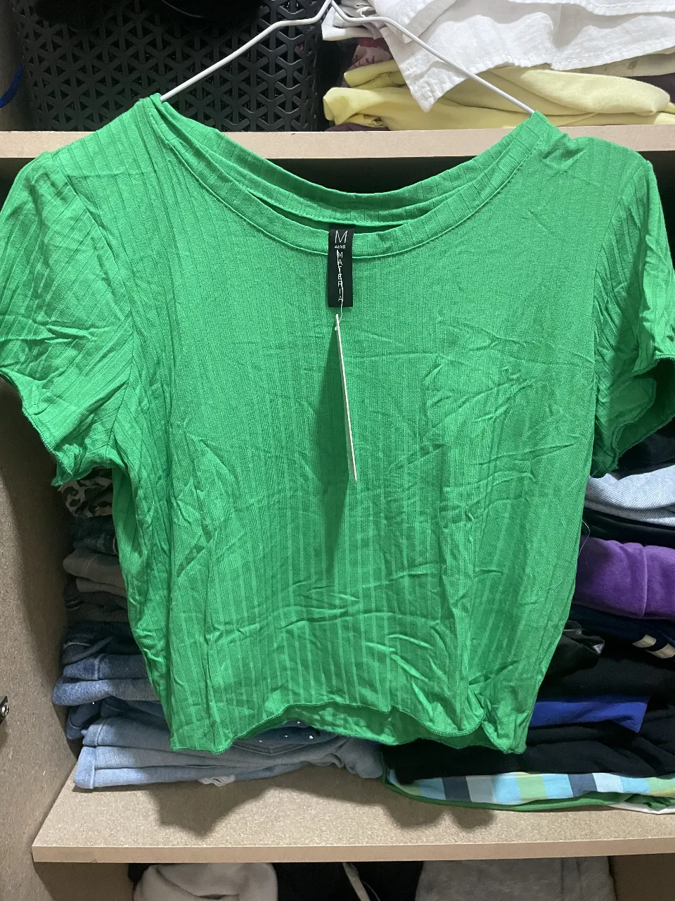 Remera verde de manga corta, con cuello redondo y textura acanalada. Es un modelo crop, ideal para un look moderno y canchero. SIN USO 
