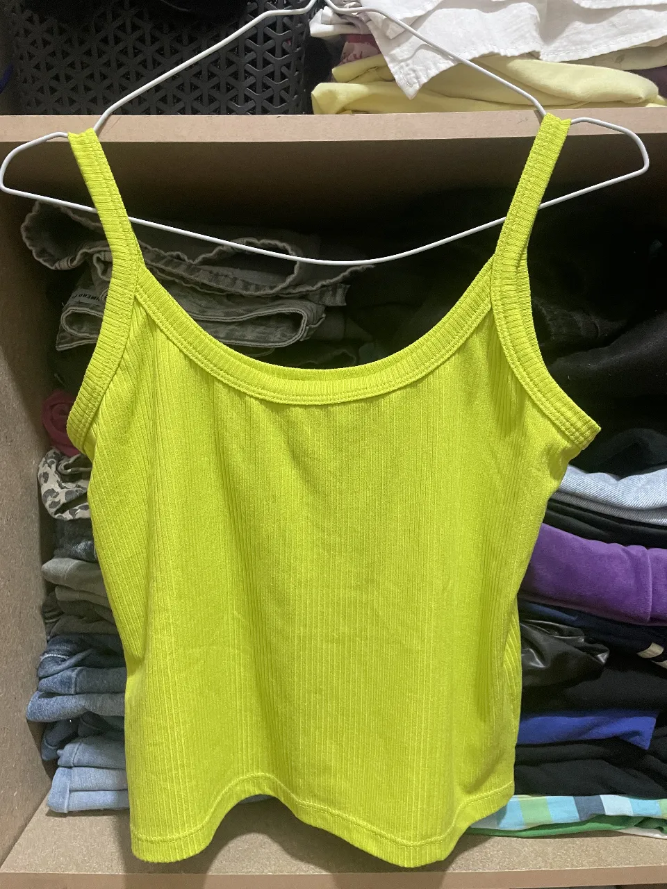Musculosa de modal acanalada en un vibrante color verde lima. dice XL pero claramente es un M 