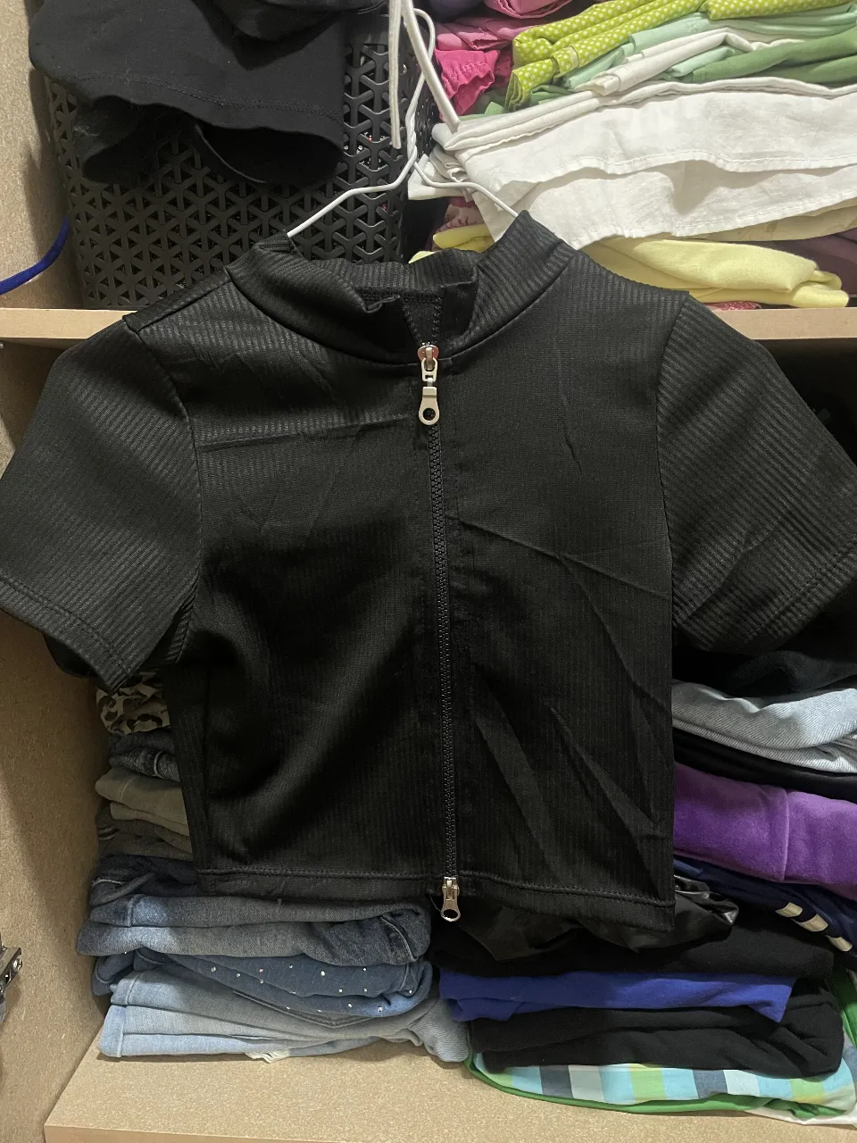 Remera negra crop con cierre metálico y cuello alto. SIN USO, se puede abrir el cierre de los dos lados 